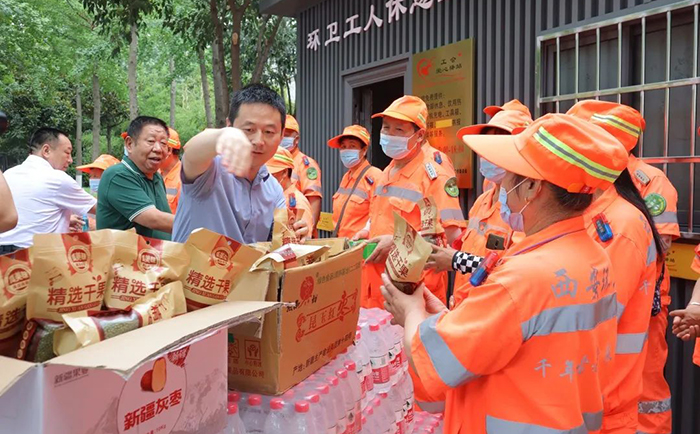 為環(huán)衛(wèi)工人送上夏日清涼.jpg