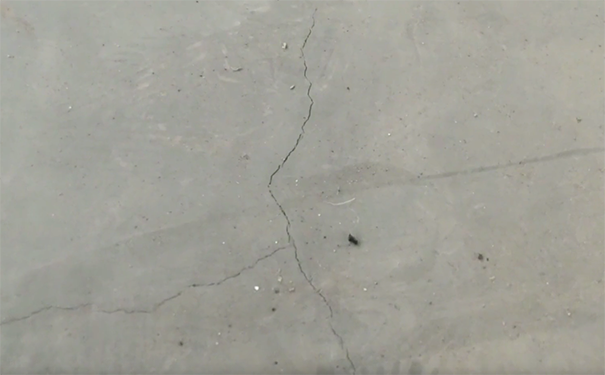 金剛砂地坪裂縫無(wú)痕修補(bǔ)怎么做?