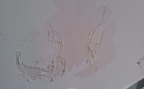 衛(wèi)生間門口墻面滲水返堿是什么原因?怎么處